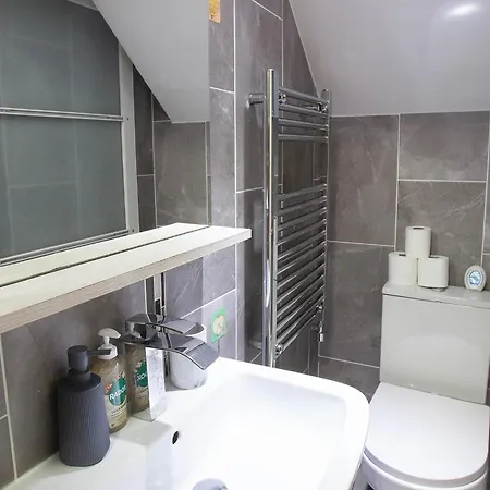 Modern 3bdr W Garden Ev Charging Apartment *